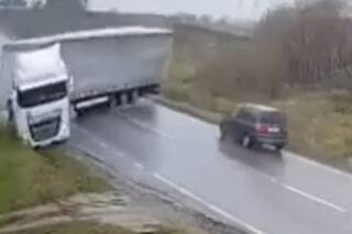 Video: un camión perdió el control en una curva y aplastó a un auto