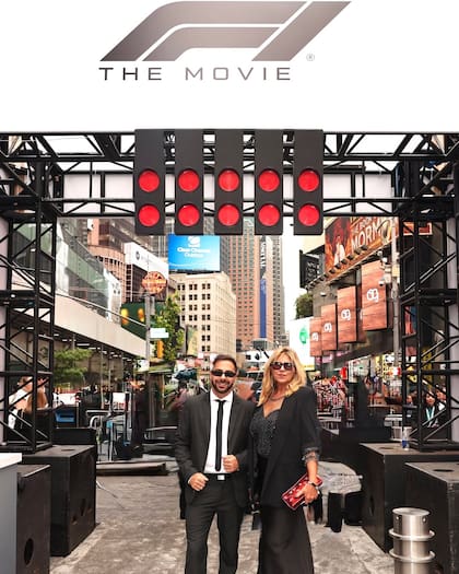 El conductor y su madre posaron en Times Square durante la avant premiere del film (Foto: Instagram @gregorossello)