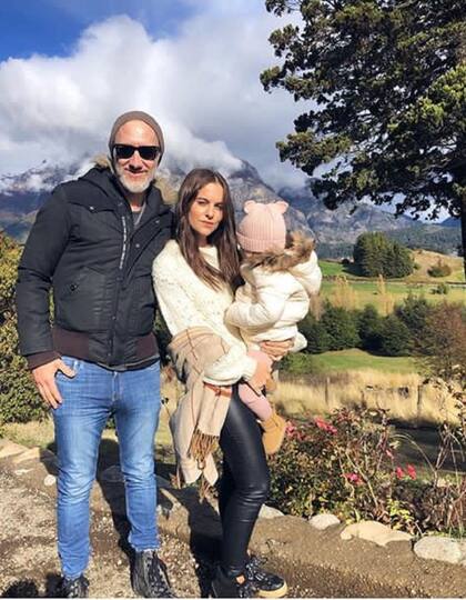 El conductor y su mujer, Flor Kourny, junto a su hija, Helena, con las montañas al fondo