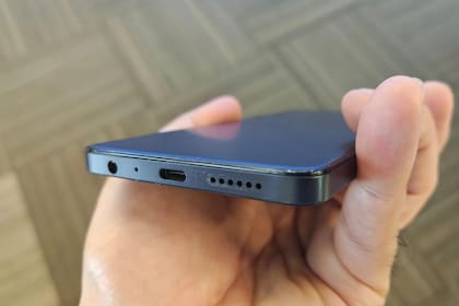 El conector de audio del TCL 60 NXTPAPER, una rareza dentro de los últimos lanzamientos de smartphones