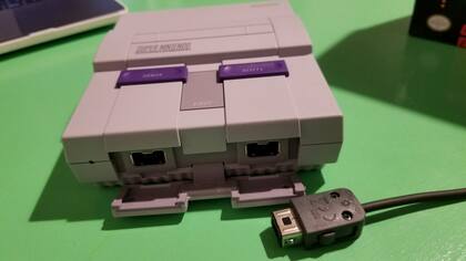 El conector se encuentra oculto en la parte frontal de la consola retro