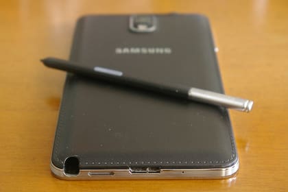 El conector USB 3.0, la tapa de batería símil cuero y el estuche del lápiz