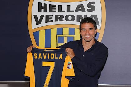 El Conejito con su camiseta número 7 del Hellas Verona