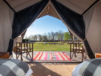 El confortable interior de las carpas de Puesto Viejo, una propuesta que se inicia con los primeros días de la primavera.