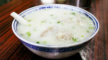 El congee es un alimento básico y reconfortante en China y gran parte del este de Asia, y se suele comer en el desayuno o para recuperarse de una enfermedad