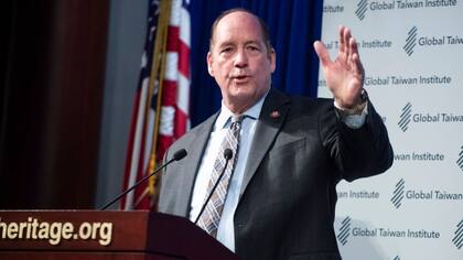 El congresista republicano Ted Yoho niega haber insultado a Alexandria Ocasio-Cortez.
