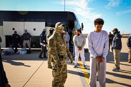El congresista visitó la Base Naval de la Bahía de Guantánamo, en donde los migrantes criminales ilegales se están quedando hasta su repatriación a su país de origen