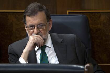 Cabizbajo, Rajoy escucha el debate y el anuncio de su destitución