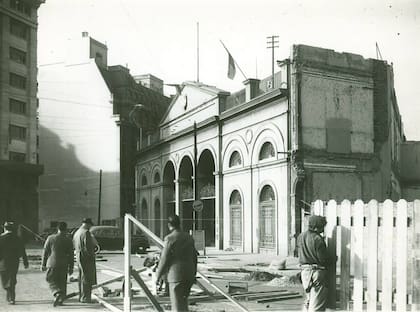 El Congreso, poco antes de ser "absorbido" dentro del nuevo edificio del Banco Hipotecario, hoy de AFIP. Finales de los años 40.