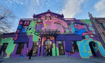 El conjunto de edificios históricos de diferentes épocas que componen el Centro Cultural Recoleta se transformó en un paseo que revaloriza el pasado e introduce elementos modernos