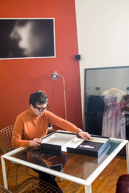 El conjunto de escritorio con mesa ratona de Acosta fue diseñada y fabricada por su abuelo ebanista.