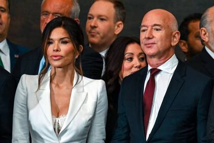 El conjunto de Lauren Sánchez consistió en un conjunto blanco de pantalones de campana, un blazer ajustado y un top lencero de encaje, que dejó al descubierto gran parte de su escote