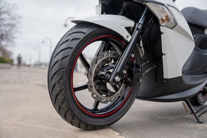 El conjunto de rodado presenta neumáticos 120/70-14 delantero y 120/80-14 trasero