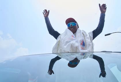 El conocido guía de montaña sherpa Kami Rita, es recibido en el aeropuerto a su regreso del Everest tras fijar un nuevo récord con su ascenso número 32.