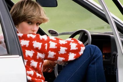 El conocido suéter que usó Lady Di en 1981 se subastó en el aniversario de su muerte