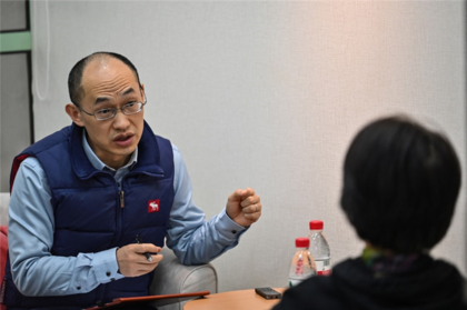 El consejero matrimonial Zhu Shenyong atiende a sus clientes en su oficina, en Shanghái. También realiza sesiones virtuales, a las que se conectan hasta medio millar de personas en simultáneo