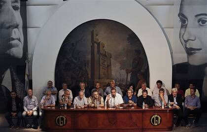 El consejo directivo de la CGT, ayer, durante la conferencia de prensa en Azopardo