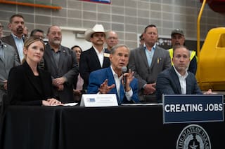 Abbott refuerza el sistema de acogida familiar tras el impacto de las detenciones del ICE a migrantes