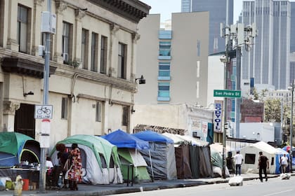 El Consejo Municipal de Los Angeles debate sobre la dirección futura de las políticas municipales para personas sin hogar