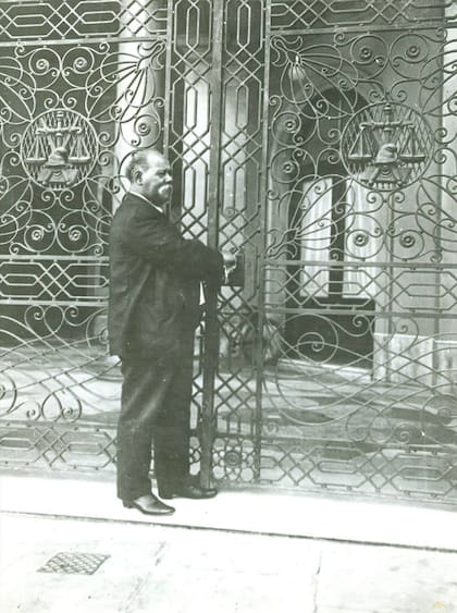 El Conserje del Congreso, en una foto publicada en Caras y Caretas en 1903. La puerta, con la balanza de la justicia, se conserva intacta.