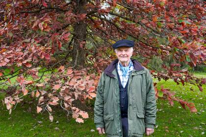 El conservacionista y dendrólogo Peter Laharrague en su jardín.