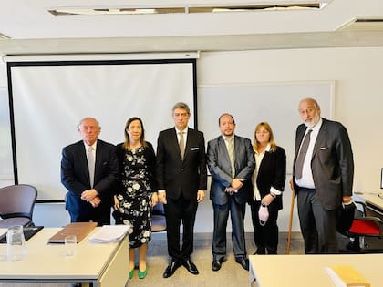 El constitucionalista Antonio Hernández, la doctora Angélica Corva, el juez Rosatti, el doctor Ezequiel Abásolo, el director de tesis doctor Fernando Devoto y la subdirectora doctora Mariela Ceva