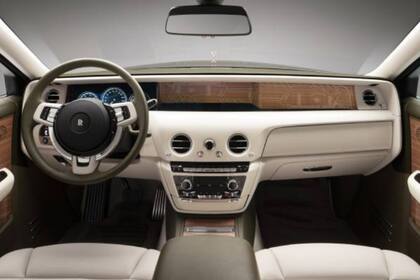 El constructor británico se asoció con la famosa casa de modas francesa Hermès International para crear el interior