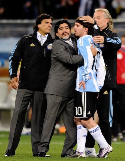 El consuelo a Messi, junto a Diego y el Negro Enrique, tras la eliminación en el Mundial 2010.