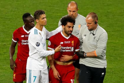 El consuelo de Cristiano Ronaldo a Mohamed Salah luego de su lesión