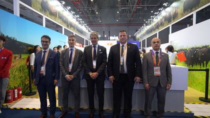 El cónsul en Shanghái, Luciano Tanto Clément; el subsecretario de Mercados Agroalimentarios, Agustín Tejeda; el secretario de Coordinación de Producción, Juan Pazo; Martín Spada Consejero del IPCVA; y el embajador argentino en China, Marcelo Suárez Salvia