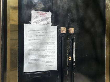 El Consulado colocó un cartel en la puerta para comunicar que hay tiempo hasta el 22 de octubre para presentar la documentación