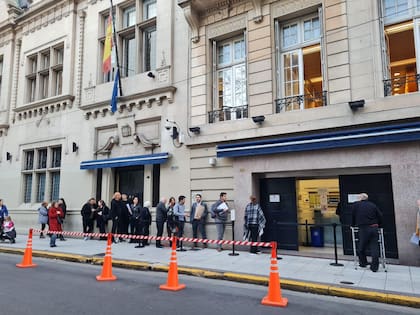El consulado de España en la Argentina presenta largas filas de forma diaria.