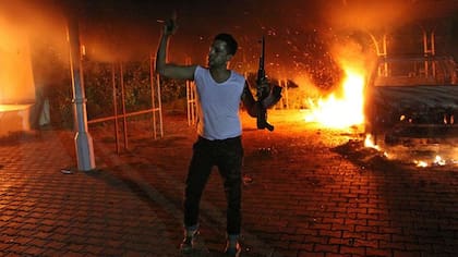 El consulado estadounidense en Benghazi quedó envuelto en llamas después del ataque donde murió el embajador de EE.UU., Christopher Stevens