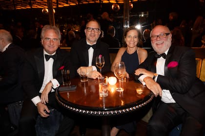 El consultor Tato Lanusse, Fabián Perechodnik (diputado de la provincia de Buenos Aires), Silvina Pueyrredón y Martín Cabrales compartieron la mesa en Isabel.