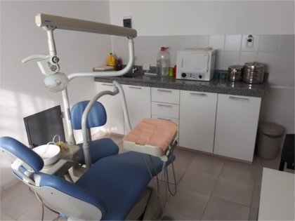 El consultorio odontológico en todos los CAPS incluye el mismo equipamiento, como el de uno de los nuevos CAPS inaugurados en Quilmes