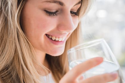 El consumo de agua constituye la respuesta inmediata ante la sed o el agotamiento físico, aunque la ciencia pone en duda su eficacia absoluta (Foto de carácter ilustrativa: Freepik)
