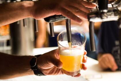 El consumo de alcohol es una práctica socialmente naturalizada y, entre los adolescentes, frecuentemente alentada e incentivada por el grupo de pares