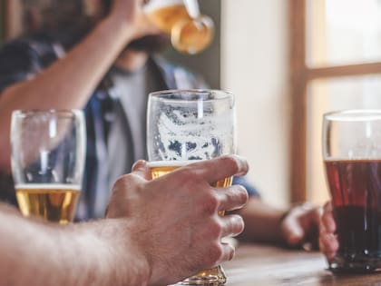 El consumo de alcohol está indicado como una de las causas de deshidratación
