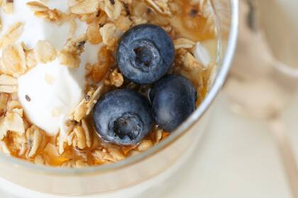 El consumo de fibra juega un papel crucial en la eliminación del exceso de colesterol, por lo que su ausencia puede tener efectos perjudiciales en la salud del corazón. FOTO: Los arándanos son ricos en fibra y bajos en azúcares