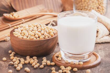 El consumo de granos de soja o alimentos elaborados con ella como el tofu y la bebida de soja ayudan a regular el colesterol