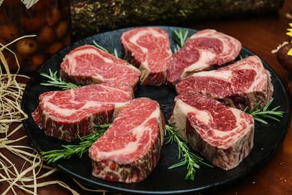 El consumo de grasas saturadas, presentes principalmente en carnes rojas y productos lácteos enteros, puede disminuir el colesterol LDL