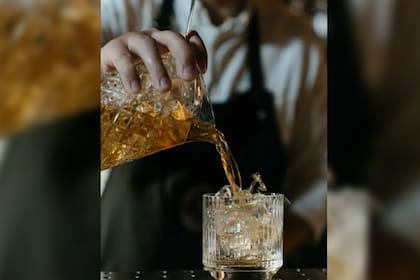 El consumo excesivo de whisky está asociado con un mayor riesgo de enfermedades cardiovasculares (Foto Pexels)