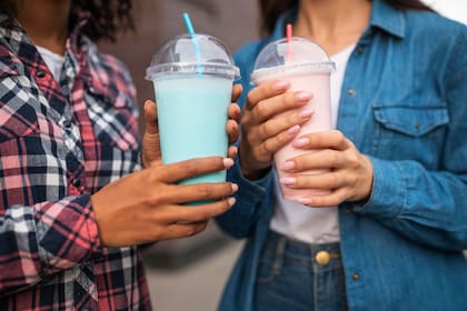 El consumo habitual de refrescos, jugos industrializados y bebidas deportivas incrementa la presión arterial sistólica y triplica el riesgo de enfermedades cardíacas