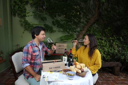 El consumo por placer también sufrió cambios: se privilegiaron momentos en vez de objetos; los primos Matías González Peralta e Inés Rodríguez Villegas se suscribieron a Don Vinardo, un club de vinos, y organizaban catas virtuales para mantenerse conectados durante la cuarentena