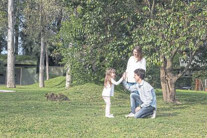 El contacto con la naturaleza, uno de los factores que atrajo a muchas familias a Canning, como la de Gonzalo Biaño, Natalia Pernarcig y su hija Olivia