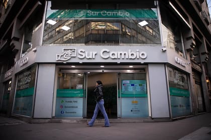 El contado con liquidación (CCL), herramienta que se usa para girar las divisas a una cuenta bancaria fuera de la Argentina, cotiza a $1401,39.