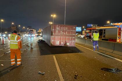 El container aplastó la mitad izquierda de un auto Toyota Corolla