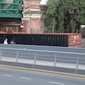 Un camión se atascó en un puente y bloquea la bajada clave de una autopista en Palermo