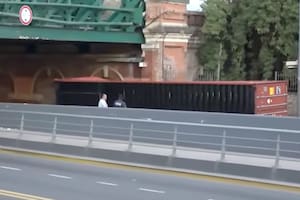 Un camión se atascó en un puente y bloquea la bajada clave de una autopista en Palermo