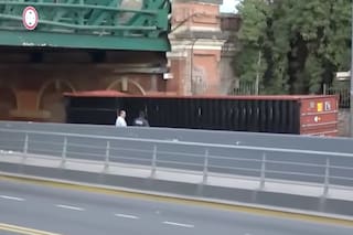 Un camión se atascó en un puente y bloquea la bajada clave de una autopista en Palermo